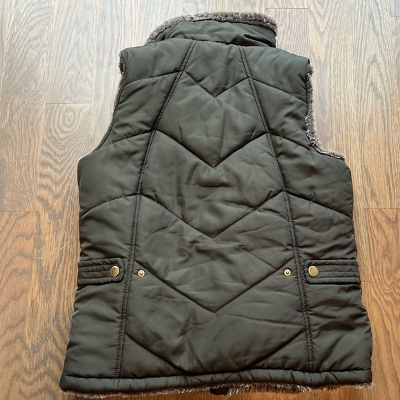 Mia & Tess brand new reversible olive green/fur vest. Size Small. - Picture 9 of 9